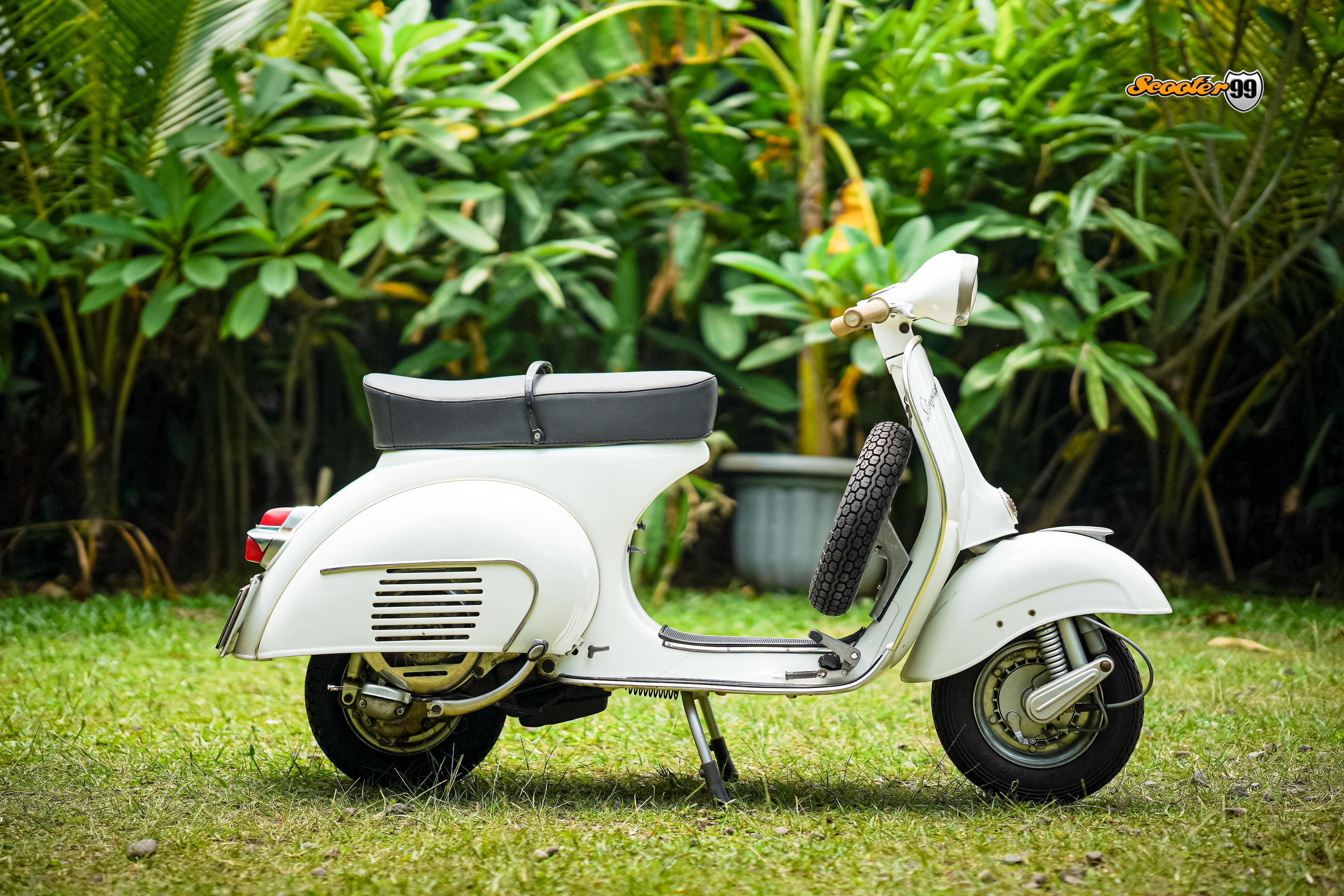 Vespa 150cc White – side view